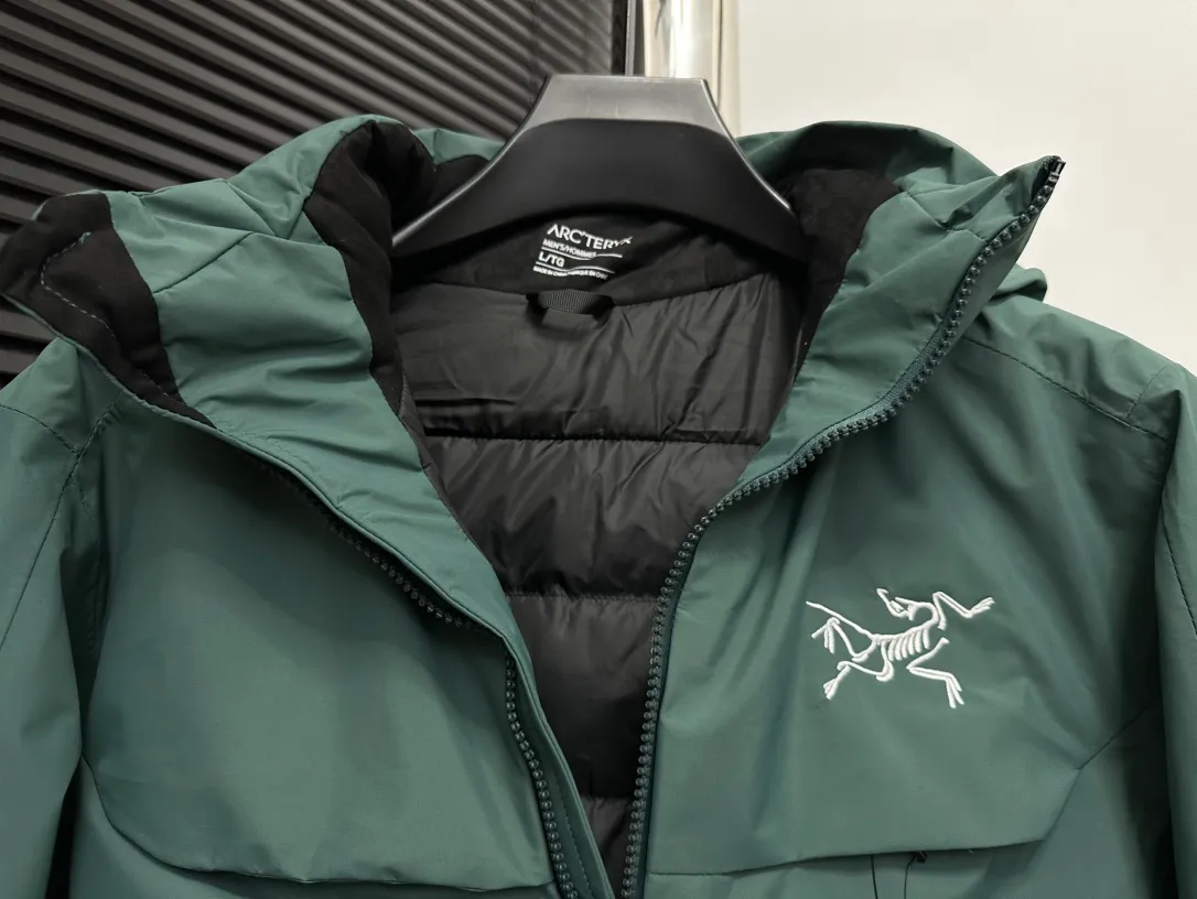 【ARCTERYX】Macai Jacket ‘’ ‘’ MACAI JACKET 。 Macai ， ， ， 。 ， ， Breathable GORE-TEX 、 、 。 Drop Hood M ， Powder Guard 。 100% ( EPTFE ) ， Ykk Premium LOGO Same Style Sizes：S-XXL